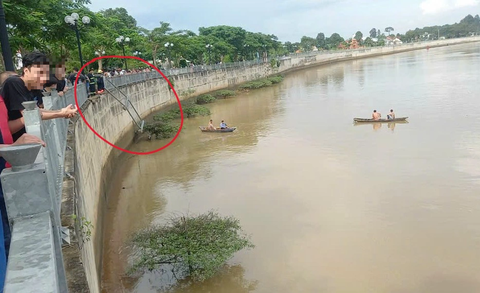 Lan can bị lủng sau khi ô tô tông rồi rơi xuống sông Đồng Nai - Ảnh: T.D. Lan can bị gãy sau khi ô tô tông rồi rơi xuống sông Đồng Nai - Ảnh: T.D.