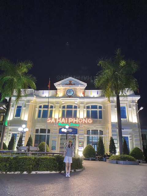 Rủ nhau đi trốn ở đâu xa Hà Nội dịp lễ 2-9? - Ảnh 6. Bạn có thể đi tàu hỏa để đến Hải Phòng, check-in ga Hải Phòng khi vừa đặt chân đến - Ảnh: HÀ THANH
