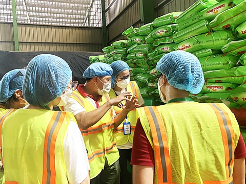 Đoàn ACIAR thăm nhà máy gạo của Tập đoàn SunRice (Úc) tại Lấp Vò, Đồng Tháp, ngày 10-8 - Ảnh: NGUYÊN HẠNH Đoàn ACIAR thăm nhà máy gạo của Tập đoàn SunRice (Úc) tại Lấp Vò, Đồng Tháp, ngày 10-8 - Ảnh: NGUYÊN HẠNH