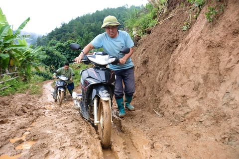 Các thầy cô vượt đường xa, trắc trở vào bản tìm học trò - Ảnh: NGUYÊN BẢO Các thầy cô vượt đường xa, trắc trở vào bản tìm học trò - Ảnh: NGUYÊN BẢO
