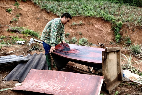 Trên đường đi 'bắt' học trò, thầy Che về qua ngôi nhà bị xóa trắng sau lũ, đồ dùng còn sót lại đều đã hư hỏng - Ảnh: NGUYÊN BẢO Trên đường đi 'bắt' học trò, thầy Che về qua ngôi nhà bị xóa trắng sau lũ, đồ dùng còn sót lại đều đã hư hỏng - Ảnh: NGUYÊN BẢO