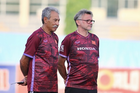 HLV Philippe Troussier (phải) có trợ lý mới ông Hatem Souissi - Ảnh: HOÀNG TÙNG HLV Philippe Troussier (phải) có trợ lý mới là ông Hatem Souissi - Ảnh: HOÀNG TÙNG
