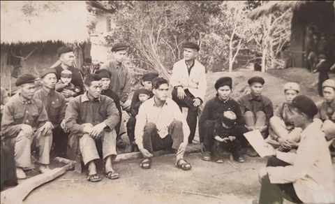 Đại tá Hoàng Long Xuyên một đời nhớ lời Bác dặn: 'Phải cho oanh liệt mới là thanh niên' - Ảnh 1. Đại tá Hoàng Long Xuyên (áo trắng, mũ đen, ngồi bên phải) vận động nhân dân tham gia cách mạng - Ảnh: PHẠM VÂN ANH cung cấp