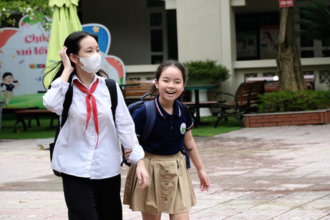 Học sinh Trường tiểu học Ái Mộ B, quận Long Biên, Hà Nội trong ngày tựu trường 28-8 - Ảnh: NGUYÊN BẢO Học sinh Trường tiểu học Ái Mộ B, quận Long Biên, Hà Nội trong ngày tựu trường 28-8 - Ảnh: NGUYÊN BẢO