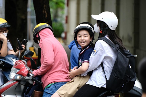 Học sinh Trường tiểu học Ái Mộ A, quận Long Biên, Hà Nội trong ngày tựu trường 28-8 - Ảnh: NGUYÊN BẢO Học sinh Trường tiểu học Ái Mộ A, quận Long Biên, Hà Nội được phụ huynh đón về sau buổi tựu trường 28-8 - Ảnh: NGUYÊN BẢO
