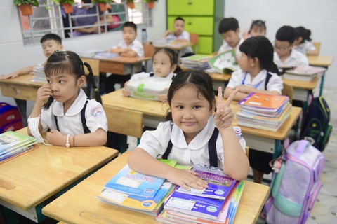 Học sinh lớp 1/8 Trường tiểu học Đinh Tiên Hoàng, TP. Thủ Đức, TP.HCM đến trường sáng 28-8 - Ảnh: QUANG ĐỊNH Học sinh lớp 1/8 Trường tiểu học Đinh Tiên Hoàng, TP Thủ Đức, TP.HCM lên lớp sáng 28-8 - Ảnh: QUANG ĐỊNH
