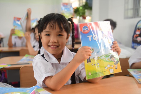 Sáng nay 28-8, học sinh cả nước tựu trường - Ảnh 3. Em Mỹ Anh, học sinh lớp 1/1 Trường tiểu học Đinh Tiên Hoàng, TP Thủ Đức, TP.HCM vui đến lớp sáng 28-8 - Ảnh: QUANG ĐỊNH