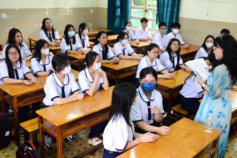 Học sinh trường THPT Nguyễn Thượng Hiền ( Q. Tân Bình) tựu trường - Ảnh: DUYÊN PHAN Học sinh THPT ở TP.HCM trong ngày tựu trường. Năm nay TP.HCM bổ sung thêm quy định về việc tuyển thẳng vào lớp 10 - Ảnh: DUYÊN PHAN