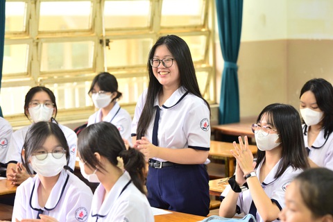 Sáng nay 28-8, học sinh cả nước tựu trường - Ảnh 11. Học sinh lớp 10 Trường THPT Nguyễn Thượng Hiền, quận Tân Bình trong buổi nhận lớp sáng 28-8 - Ảnh: DUYÊN PHAN