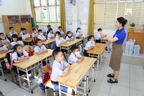Giáo viên chủ nhiệm Trường tiểu học Cao Bá Quát (quận Phú Nhuận) sinh hoạt với các em học sinh lớp 1 (năm học cũ) trước khi bàn giao cho giáo viên lớp 2 - Ảnh: PHƯƠNG QUYÊN Giáo viên Trường tiểu học Cao Bá Quát (quận Phú Nhuận) trong buổi sinh hoạt đầu năm học - Ảnh: PHƯƠNG QUYÊN