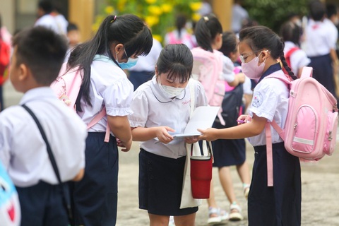 Sáng nay 28-8, học sinh cả nước tựu trường - Ảnh 13. Các bạn nhỏ "khoe" tập, bút mới với nhau - Ảnh: PHƯƠNG QUYÊN
