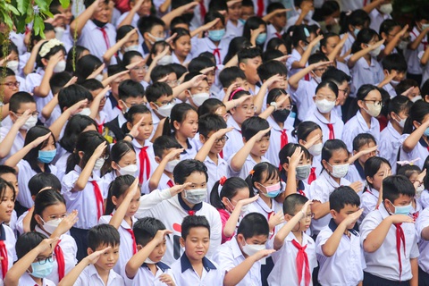 Sáng nay 28-8, học sinh cả nước tựu trường - Ảnh 4. Học sinh Trường tiểu học Cao Bá Quát (quận Phú Nhuận) chào cờ trong ngày tựu trường - Ảnh: PHƯƠNG QUYÊN