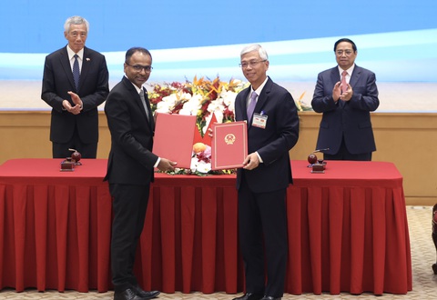 Việt Nam và Singapore ký 7 văn kiện hợp tác, nghiên cứu nâng cấp lên Đối tác chiến lược toàn diện - Ảnh 6. Phó chủ tịch UBND TP.HCM Võ Văn Hoan (phải) và Giám đốc điều hành Cơ quan cơ sở hạ tầng châu Á của Singapore Lavan Thiru ký Bản ghi nhớ về thúc đẩy phát triển cơ sở hạ tầng bền vững tại TP.HCM - Ảnh: NGUYỄN KHÁNH