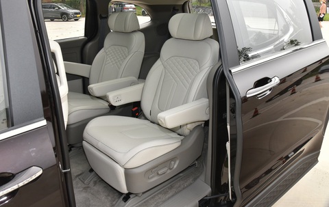 Hyundai Custo và Palisade: - Ảnh 4. Khoang cabin bố trí theo phong cách hiện đại và gọn gàng với màn hình cảm ứng 10,4 inch đặt dọc, đồng hồ kỹ thuật số, cần số dạng nút bấm và ghế bọc da. Hàng ghế giữa dạng thương gia tách rời và cửa sổ trời cho hai hàng ghế sau - Ảnh: Hyundai