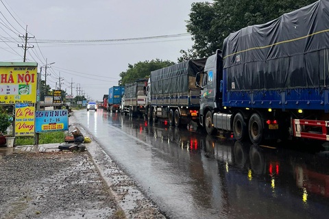 Xe khách lật ngang trên quốc lộ 14, nhiều người trên xe bị thương - Ảnh 3. Vụ tai nạn khiến quốc lộ 14 kẹt xe kéo dài - Ảnh: AN BÌNH