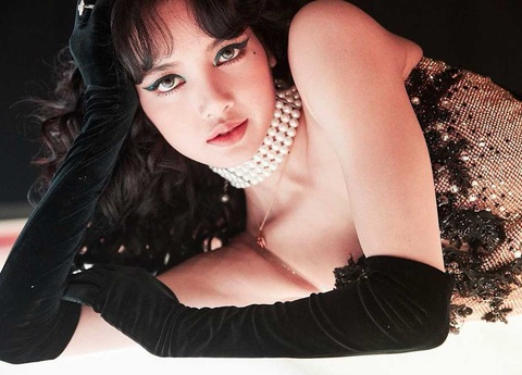 Lisa tôn vinh văn hóa Thái Lan trong MV solo LALISA - Ảnh: YG Lisa tôn vinh văn hóa Thái Lan trong MV solo LALISA - Ảnh: YG