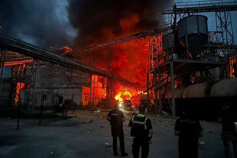 Nhà máy dầu thực vật ở vùng Poltava (Ukraine) bị tên lửa Nga đánh trúng rạng sáng 28-8 - Ảnh: AFP Nhà máy dầu thực vật ở vùng Poltava (Ukraine) bị tên lửa Nga đánh trúng rạng sáng 28-8 - Ảnh: AFP