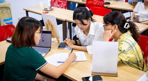 Trường buộc tân sinh viên mở tài khoản ngân hàng, ép mua đồng phục? - Ảnh 3. Tân sinh viên chương trình liên kết quốc tế Trường đại học Giao thông vận TP.HCM làm thủ tục nhập học - Ảnh: U.T.H