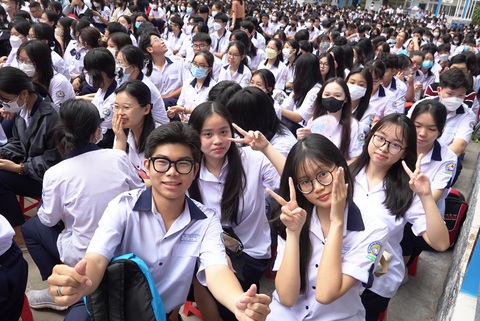 Học sinh Trường THPT Bùi Thị Xuân, quận 1 trong ngày tựu trường - Ảnh: NHƯ HÙNG Học sinh Trường THPT Bùi Thị Xuân, quận 1 trong ngày tựu trường - Ảnh: NHƯ HÙNG