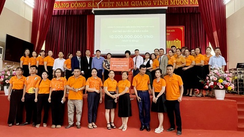 Khách hàng được bảo hiểm FWD chi trả 10 tỷ đồng - Ảnh 1. Khách hàng được bảo hiểm FWD chi trả 10 tỷ đồng - Ảnh 1.