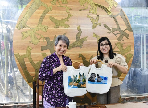 Phu nhân Thủ tướng Phạm Minh Chính và phu nhân Thủ tướng Singapore Lý Hiển Long với thành phẩm là chiếc túi có bức tranh làm từ các mảnh vải vụn được ghép lại - Ảnh: HỒNG NGUYỄN Phu nhân Thủ tướng Phạm Minh Chính và phu nhân Thủ tướng Singapore Lý Hiển Long với thành phẩm là chiếc túi có bức tranh làm từ các mảnh vải vụn được ghép lại - Ảnh: HỒNG NGUYỄN