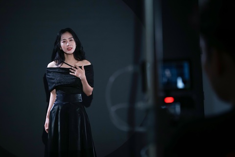 Phạm Lịch gây xúc động với nỗi niềm của mẹ trong ca khúc mới - Ảnh 2. Giọng ca Là anh xúc động khi hát về mẹ.
