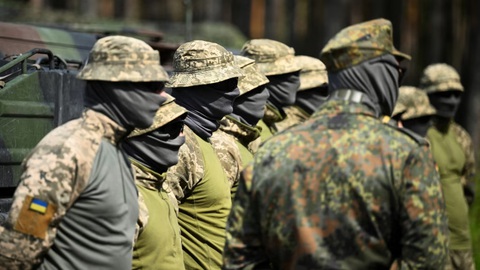 Cụ ông 71 tuổi tình nguyện nhập ngũ, được Ukraine đưa sang Đức huấn luyện - Ảnh 1. Quân nhân Ukraine được huấn luyện ở Klietz, Đức - Ảnh: REUTERS
