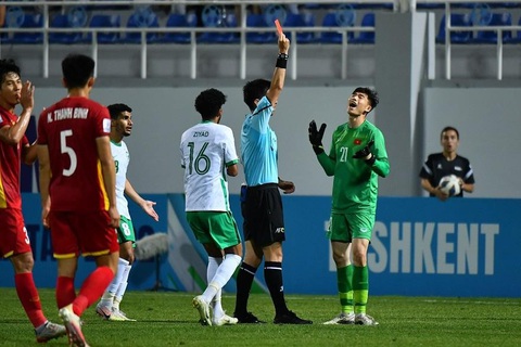 Tại sao thủ môn Quan Văn Chuẩn không được HLV Philippe Troussier triệu tập lên U23? - Ảnh 2. Quan Văn Chuẩn nhận thẻ đỏ ở tứ kết Giải U23 châu Á 2022 - Ảnh: AFC