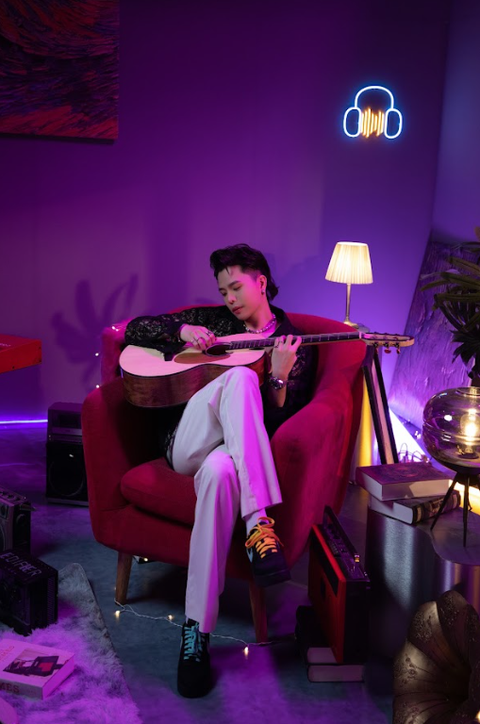 Trịnh Thăng Bình: 'Cảm giác bị khán giả quay lưng còn tệ hơn... thất tình' - Ảnh 3. Trong MV Tưởng là hiểu nhau ai ngờ là hiểu lầm, nam ca sĩ gần như không phải diễn, hoàn toàn chỉ đắm chìm và tận hưởng âm nhạc.
