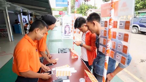 Nhân viên nhà mạng Mytel - thương hiệu của Viettel tại Myanmar - giới thiệu dịch vụ đến khách hàng tại Myanmar - Ảnh: T.HƯƠNG Nhân viên nhà mạng Mytel - thương hiệu của Viettel tại Myanmar - giới thiệu dịch vụ đến khách hàng tại Myanmar - Ảnh: T.HƯƠNG
