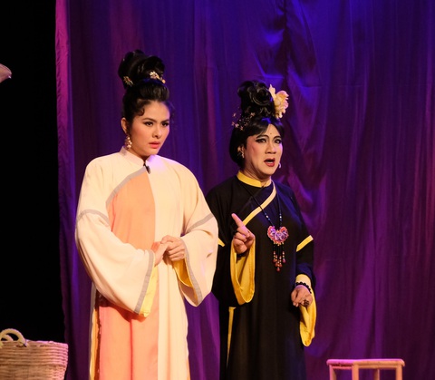 Khán giả cũng dự đoán Vân Trang (bìa trái) vai Mỹ Tiên, còn Thành Lộc vai Lĩnh Nam. Hình ảnh hai nghệ sĩ trong vở Mưu bà Tú ở sân khấu kịch Idecaf trước đây Khán giả cũng dự đoán Vân Trang (trái) vào vai Mỹ Tiên, còn Thành Lộc vai Lĩnh Nam. Hình ảnh hai nghệ sĩ trong vở Mưu bà Tú ở sân khấu kịch Idecaf trước đây