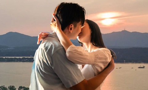 Chàng trai thủng màng nhĩ sau nụ hôn kéo dài 10 phút - Ảnh 1. Chẳng ai ngờ hôn nhau cũng gây thủng màng nhĩ.