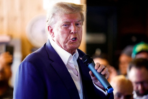 Vì sao ông Biden thận trọng khi ông Trump chụp ảnh ở nhà tù? - Ảnh 1. Ứng viên tranh cử tổng thống Mỹ của Đảng Cộng hòa, ông Donald Trump, phát biểu tại cuộc vận động ở bang Iowa (Mỹ) ngày 12-8 - Ảnh: REUTERS