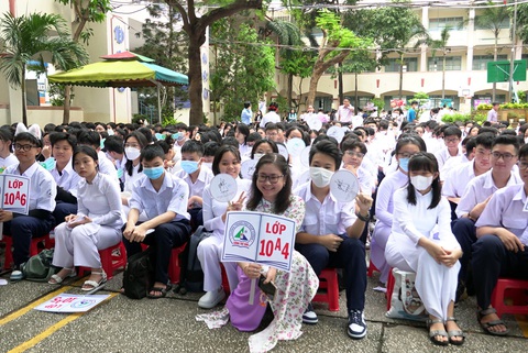 Cô trò Trường THPT Lương Thế Vinh , quận 1 trong ngày tựu trường - Ảnh: NHƯ HÙNG Học sinh lớp 10 Trường THPT Lương Thế Vinh, quận 1 trong ngày tựu trường - Ảnh: NHƯ HÙNG