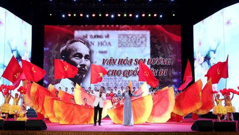 Một tiết mục văn nghệ trong chương trình - Ảnh: TRẦN HUẤN Một tiết mục văn nghệ trong chương trình - Ảnh: TRẦN HUẤN