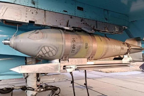 Quân đội Ukraine lo sợ trước quả bom lượn giá rẻ của Nga. - Ảnh 1. Một quả bom lượn FAB - Ảnh: FORBES