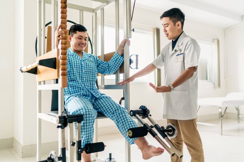 Bác sĩ hướng dẫn cách phục hồi vận động sau phẫu thuật thay khớp háng nhân tạo - Ảnh 2. Người bệnh sau phẫu thuật cần tuân thủ chương trình tập luyện để phục hồi chức năng vận động