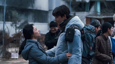 ‘Concrete Utopia’: Cuộc thử thách của nhân tính con người - Ảnh 2. Park Bo Young và Park Seo Joon đóng cặp vợ chồng trong Concrete Utopia - Ảnh: Soompi