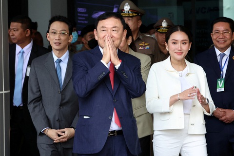 Con gái ông Thaksin: quyết định ân xá tùy thuộc vào ông ấy - Ảnh 1. Cựu thủ tướng Thái Lan Thaksin được con gái - bà Paetongtarn Shinawatra - đón tại sân bay quốc tế Don Mueang hôm 22-8 khi ông trở về quê hương sau 15 năm sống lưu vong - Ảnh: REUTERS