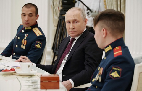 Tổng thống Nga Vladimir Putin - Ảnh: REUTERS Tổng thống Nga Vladimir Putin (giữa) - Ảnh: REUTERS