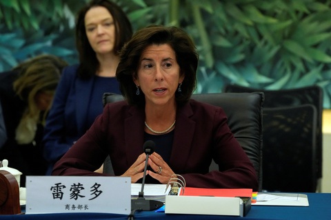 Bộ trưởng Thương mại Mỹ Gina Raimondo trong buổi làm việc tại Bộ Thương mại Trung Quốc ở thủ đô Bắc Kinh, ngày 28-8 - Ảnh: REUTERS Bộ trưởng Thương mại Mỹ Gina Raimondo trong buổi làm việc tại Bộ Thương mại Trung Quốc ở thủ đô Bắc Kinh, ngày 28-8 - Ảnh: REUTERS
