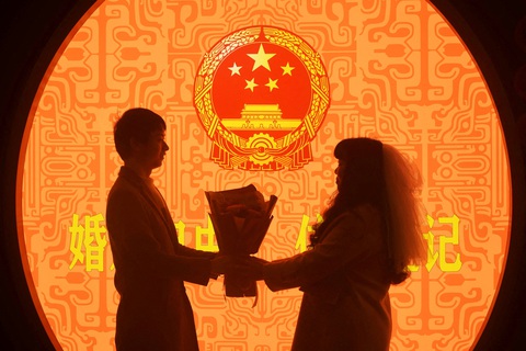Địa phương Trung Quốc trao thưởng hơn 3 triệu đồng cho cô dâu dưới 25 tuổi kết hôn - Ảnh 1. Hình chụp một cặp đôi tại văn phòng đăng ký kết hôn ở thành phố Thường Châu, tỉnh Chiết Giang, Trung Quốc - Ảnh: REUTERS