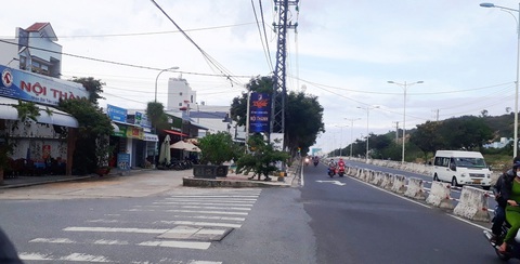 Đại lộ Nguyễn Tất Thành tiếp giáp khu vực dự án khu tái định cư Hòn Rớ 2, TP Nha Trang (Khánh Hòa) - Ảnh: PHAN SÔNG NGÂN