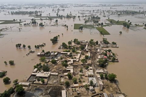 Lũ lụt kinh hoàng ở huyện Okara, tỉnh Punjab vào ngày 28-8-2023 - Ảnh: AFP Có lẽ chưa có năm nào thời tiết khốc liệt và cực đoan như năm nay ở nhiều nơi trên thế giới và kéo dài lặp lại. Trong ảnh là tình trạng lũ lụt kinh hoàng ở huyện Okara, tỉnh Punjab, Ấn Độ vào ngày 28-8-2023 - Ảnh: AFP - Ảnh: AFP