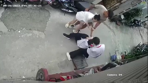 Nữ giáo viên mầm non và 4 người lớn đánh 'hội đồng' một em học sinh cấp 2 - Ảnh 1. Nhóm người lao vào đánh một em học sinh cấp 2 xảy ra tại huyện Đông Anh - Ảnh chụp màn hình