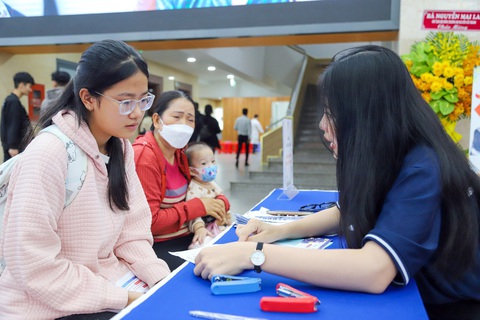 Thí sinh trúng tuyển đợt 1 làm thủ tục nhập học tại Trường ĐH Nguyễn Tất Thành - Ảnh: NGA NGUYỄN Thí sinh trúng tuyển đợt 1 làm thủ tục nhập học tại Trường ĐH Nguyễn Tất Thành - Ảnh: NGA NGUYỄN