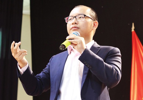 “Cuộc đời đáng sống khi tạo được giá trị cho người khác...” - Ảnh 1. Lê Đình Hiếu trong một lần chia sẻ cùng giới trẻ trong nước - Ảnh: H.ĐẠT