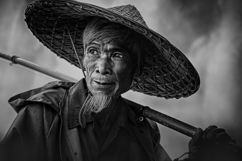 Hình ảnh lão nông khắc khổ trong lao động nhưng được nghệ sĩ nhiếp ảnh Nguyễn Vũ Hậu (Phú Thọ) bắt được khoảnh khắc ánh lên niềm lạc quan, yêu đời đoạt giải nhất thể loại trắng đen Hình ảnh lão nông khắc khổ trong lao động nhưng được nghệ sĩ nhiếp ảnh Nguyễn Vũ Hậu (Phú Thọ) bắt được khoảnh khắc ánh lên niềm lạc quan, yêu đời đoạt giải nhất thể loại trắng đen