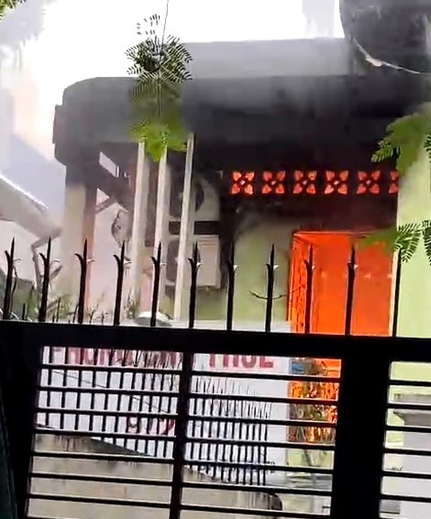 Cháy nhà trọ ở quận 5, hai người tử vong - Ảnh 3. Vụ cháy bước đầu xác định có hai người chết - Ảnh: Cắt từ video