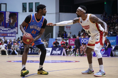 Tuần cuối hấp dẫn của vòng bảng VBA 2023 - Ảnh 5. Anthony January (Hanoi Buffaloes) đối đầu ngôi sao Kentrell Barkley (Saigon Heat) - Ảnh: VBA